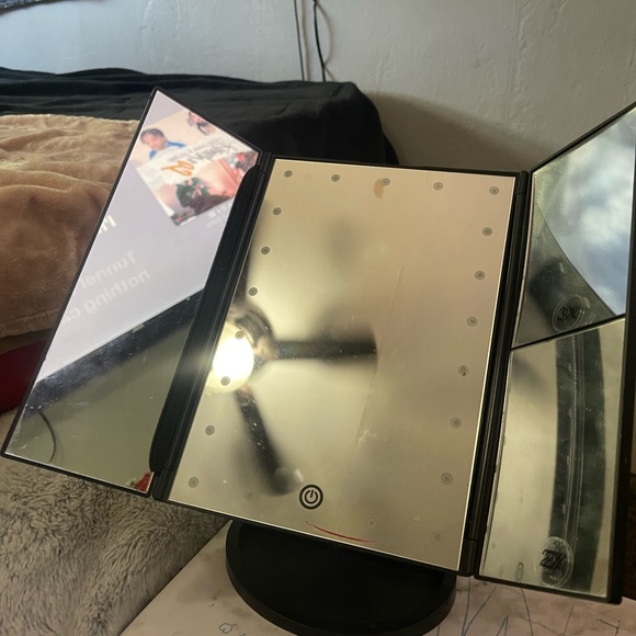 LED mirror for makeup, 3 different mirrors, good condition, comes with charger - Picture 1 of 3